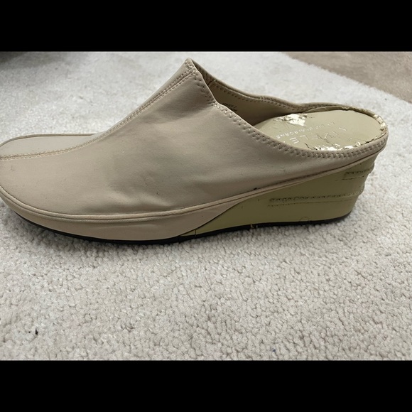 NWOT comfy tan slides - Picture 3 of 4